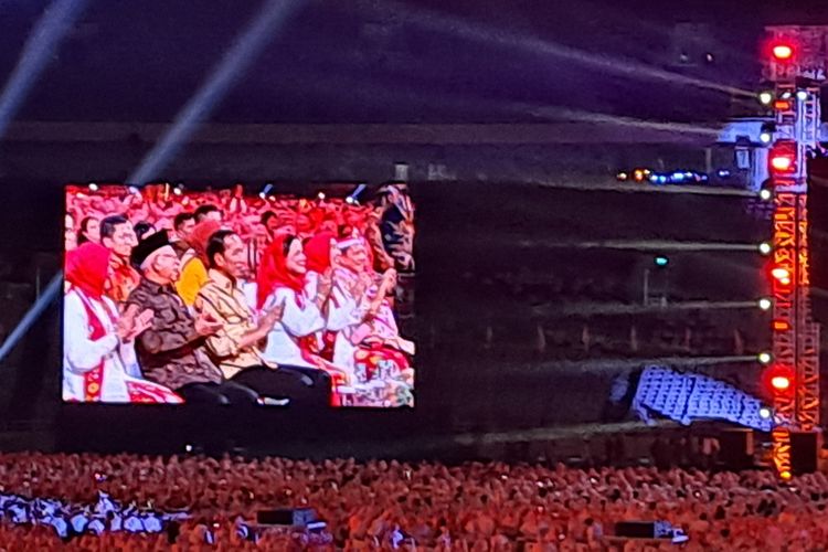 Presiden Joko Widodo bertepuk tangan menyaksikan penampilan Salma Salsabil menyanyikakan lagu Rungkad dalam acara Pagelaran Angklung Terbesar di Dunia yang diadakan di Stadion Utama Gelora Bung Karno (SUGBK), Jakarta, Sabtu (5/8/2023).