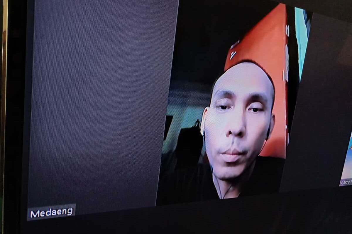 Rochmad Bagus Apriyana, terdakwa kasus pembunuhan mahasiswi Ubaya Surabaya mengikuti sidang online dari Rutan Medaeng, Kamis (26/10/2023)