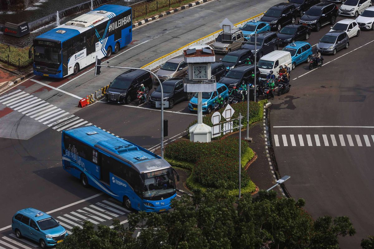 Bus Transjakarta melintas di kawasan Patung Kuda Arjuna Wiwaha, Jakarta Pusat, Selasa (29/3/2022). PT Transportasi Jakarta (Transjakarta) kembali membuka kapasitas angkut 100 persen dari sebelumnya dibatasi 70 persen seiring diturunkannya level pemberlakuan pembatasan kegiatan masyarakat (PPKM) di Ibu Kota dari level 3 menjadi level 2.