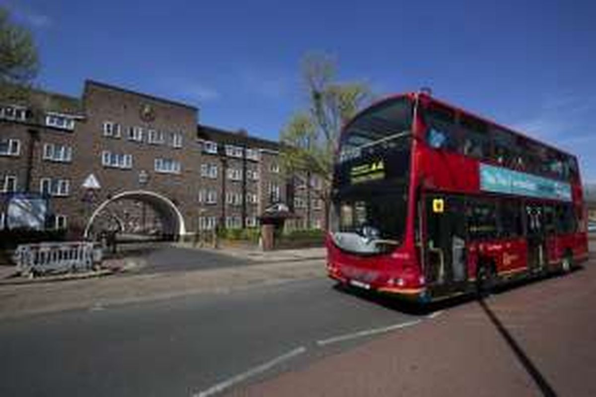 Sebuah bus khas London melintas di Henry Prince Estate di London Selatan, Jumat (5/5/2016). Di tempat inilah Wali Kota London yang baru Sadiq Khan tinggal saat kanak-kanak. Khan adalah anak dari seorang sopir bus London yang menjadi Muslim pertama yang bisa menduduki jabatan wali kota di ibu kota negara-negara Eropa. 