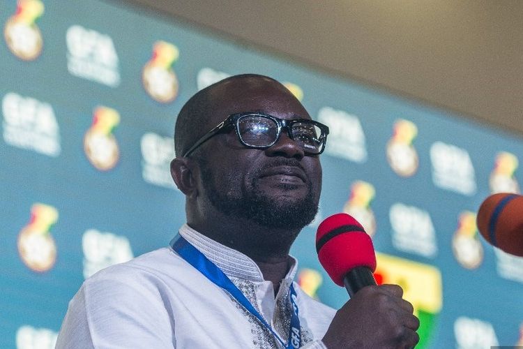 Presiden Asosiasi Sepak Bola Ghana (GFA) yang baru terpilih Kurt Okraku memberikan pidato setelah pemilihan presiden GFA di Pusat Dokter dan Ahli Bedah di Accra pada 25 Oktober 2019.