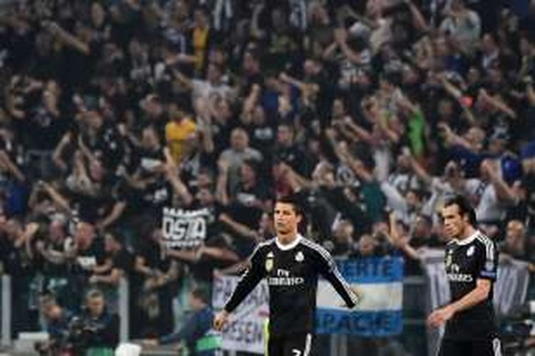 Cristiano Ronaldo (kiri) dan Gareth Bale meratapi kekalahan Real Madrid dari Juventus pada semifinal pertama Liga Champions di Juventus Stadium, 6 Mei 2015.