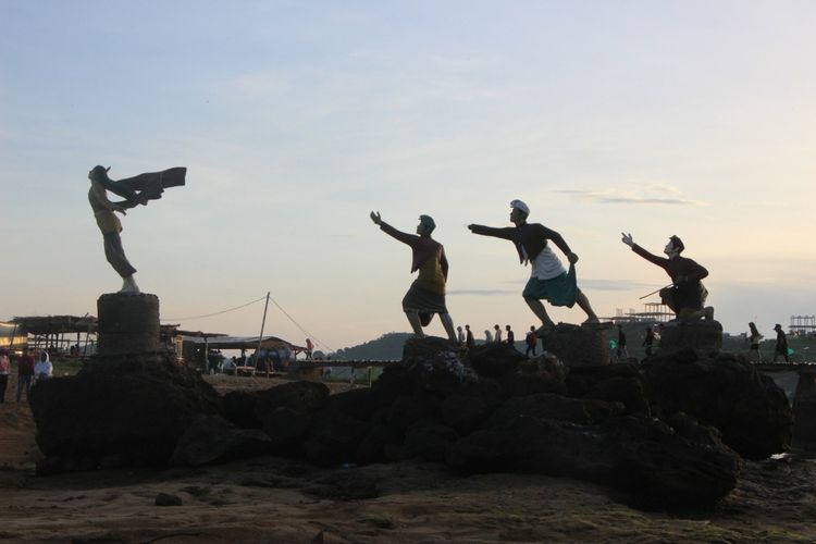 Inilah Patung Putri Mandalika dan para pangeran di Pantai Seger, Kuta Lombok Tengah. Putri Mandalika, menceburkan diri ke laut karena tak menginginkan pertengkaran antar pangeran yang memperebutkan dirinya, Nyale atau cacing laut dipercaya sebagai jelmaan Putri Mandalika