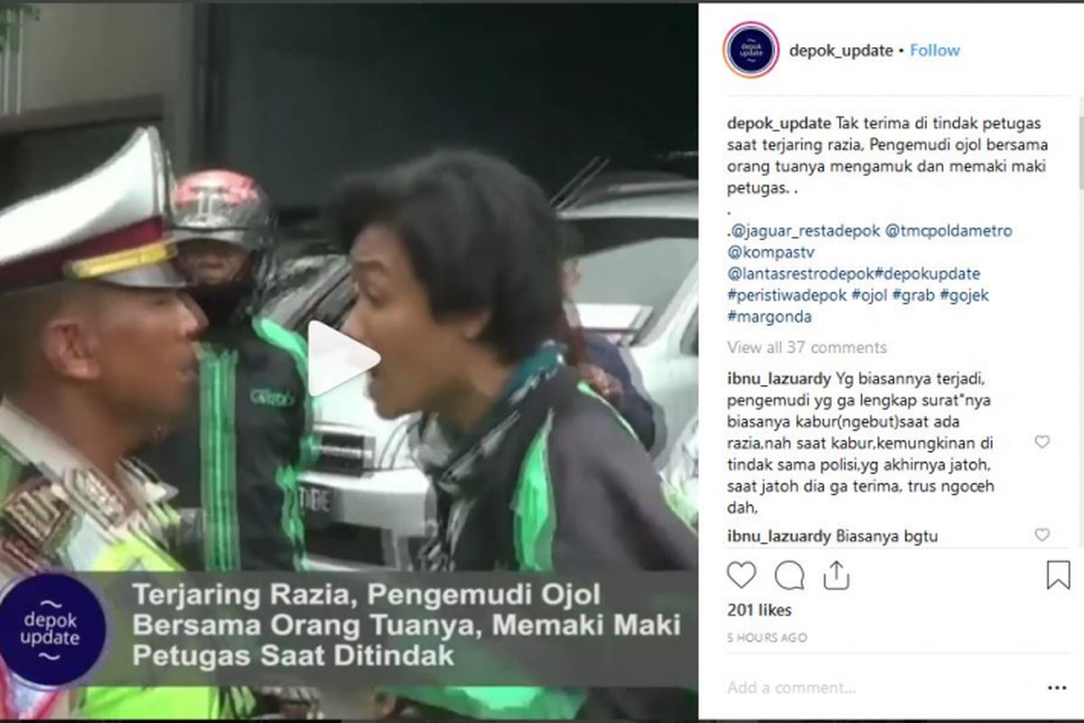 Pengemudi ojek online memaki-maki polisi karena tak terima ditilang. Ia memanggil ibunya yang kemudian ikut memarahi polisi. 