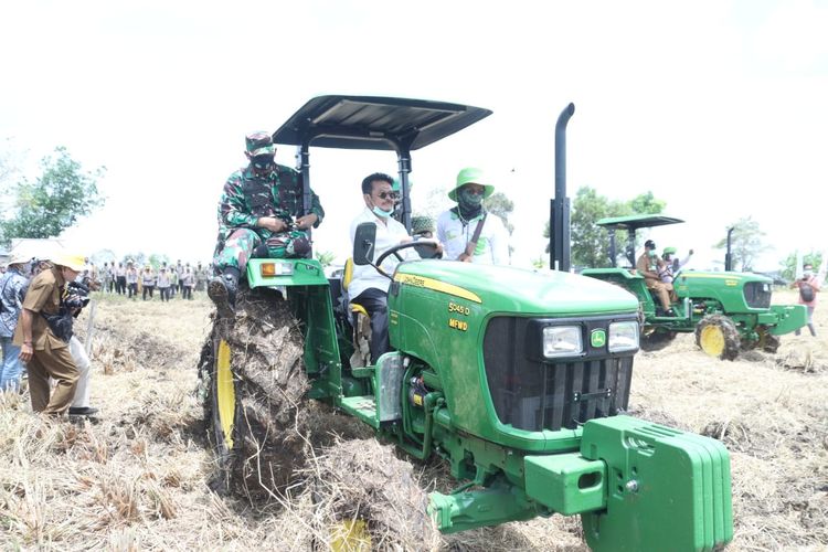 Menteri Pertanian Syahrul Yasin Limpo menaiki traktor dalam kunjungan kerjanya di Kabupaten Barito Kuala, Kalimantan Selatan (31/8/2020).