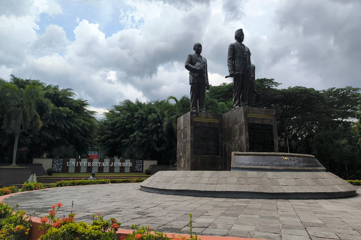Universitas Jember di Kampus Tegal Boto Jalan Kalimantan Kelurahan/Kecamatan Sumbersari Kabupaten Jember pada sore hari.
