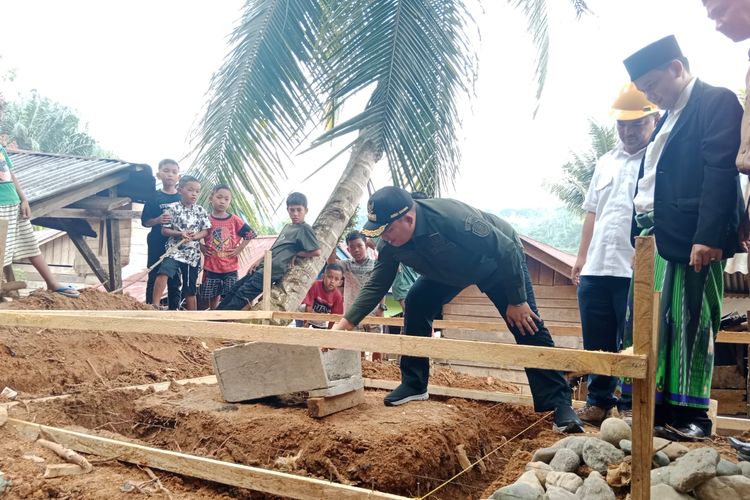 Bupati Seluma Erwin Octavian saat melakukan peletakan batu pertama pembangunan Sanitasi Berbasis Masyarakat di Desa Sungai Petai Kecamatan Talo Kecil, Senin (30/10/2023).
