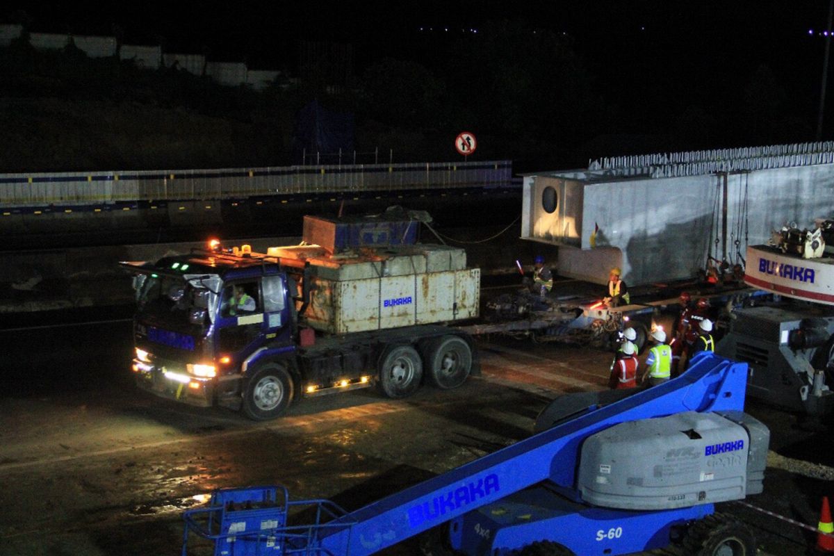 Proses pemasangan steel box girder proyek Jalan Tol Jakarta Cikampek II (Elevated), Selasa (7/11/2017) dini hari. 