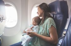 Amankah Memangku Anak Kecil Selama Penerbangan? Simak Penjelasannya