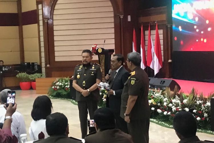 Mantan Jaksa Agung Muhammad Prasetyo (berjas) dan jaksa agung baru, Sanitiar (ST) Burhanuddin (sebelah kiri Prasetyo) menggelar acara pisah sambut di Kantor Badan Diklat Kejaksaan RI, Jakarta Selatan, Senin (28/10/2019).