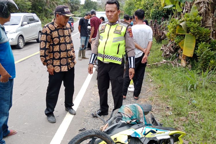 Petugas Laka Lantas Polres Tanjab Timur saat melakukan olah TKP usai mobil dinas Waka DPRD Tanjab Barat menabrak anak perempuan di Simpang Tuan, Jumat (31/3/2023).