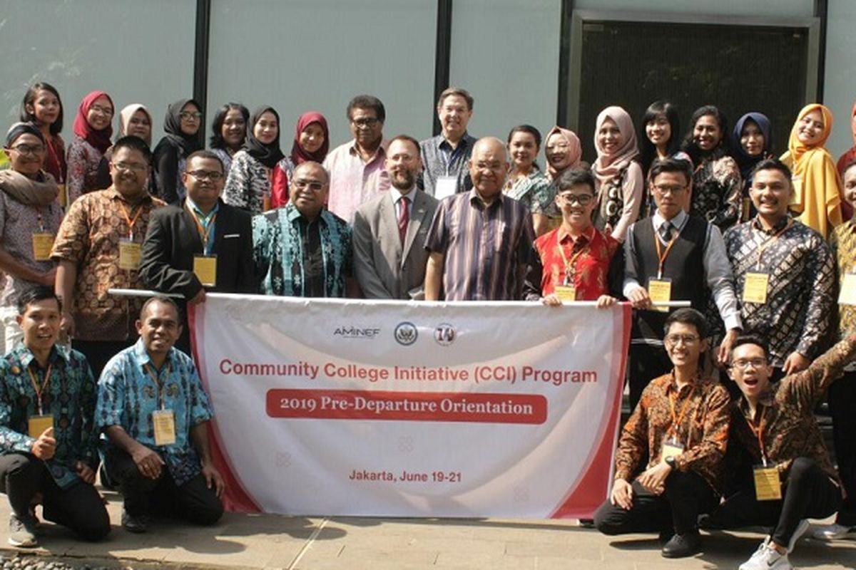 Perwakilan PT Freeport Indonesia dan penerima beasiswa saat acara acara orientasi pra-keberangkatan Program CCI 2019 di Jakarta.