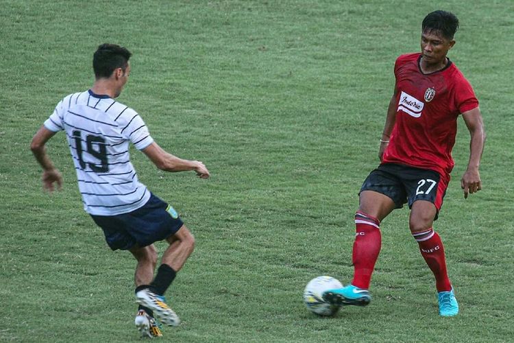 Pemain Bali United Agus Nova dihadang pemain Persela lamongan Kevin Schevneman pada ujicoba kedua yang berakhir dengan skor 2-0 di Stadion Kapten I Wayang Dipta Gianyar, Bali, Minggu (02/02/2020) sore.