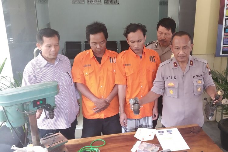 Dua pemulung diduga mencuri onderdil mobil Toyota Hardtop saat diamankan di Mapolsek Laweyan, Solo, Jawa Tengah, Senin (3/2/2020).