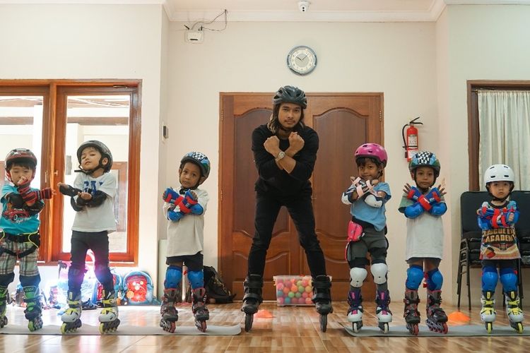Syamlan (19) dan anak-anak muridnya di Coach Syamlan Inline Skate Academy. (Dok pribadi)