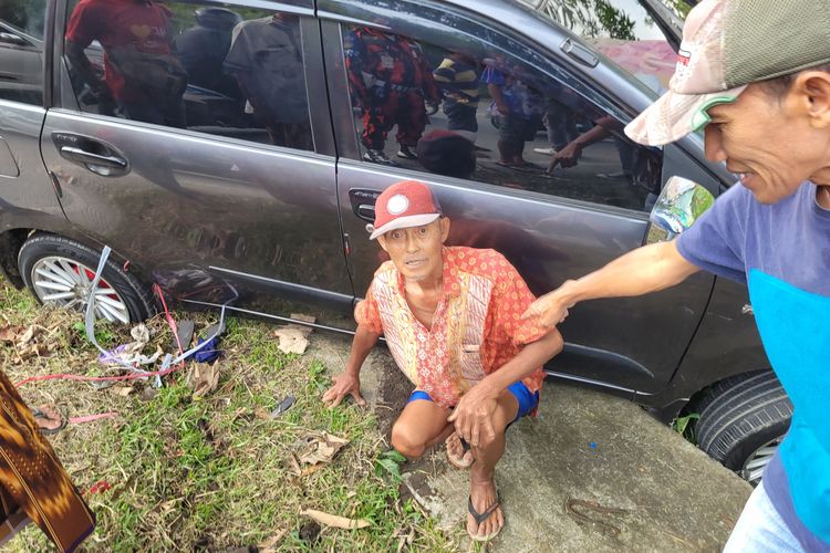 Warga menunjukkan bekas balita yang tergencet mobil yang terlibat kecelakaan di  perbatasan Banyumas- Brebes, tepatnya di Desa Kranggan, Kecamatan Pekuncen, Kabupaten Banyumas, Jawa Tengah, Rabu (19/4/2023).