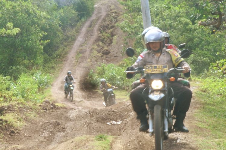 Suasana perjalanan Aipda Teguh Polisi Bhabinkamtibmas Desa Buwun Mas menyusuri jalan perbukitan yang terjal