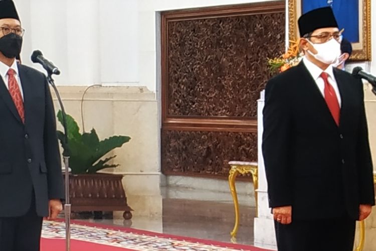Bambang Susantono (kiri) dan Dhony Rahajoe (kanan) saat dilantik sebagai Kepala Otorita dan Wakil Kepala Otorita Ibu Kota Negara (IKN) Nusantara periode 2022-2027.