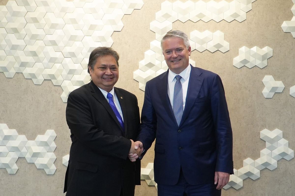 Menteri Koordinator (Menko) Bidang Perekonomian Airlangga Hartarto berjabatan tangan dengan Sekretaris Jenderal Organisation for Economic Co-operation and Development (OECD) Mathias Cormann. 