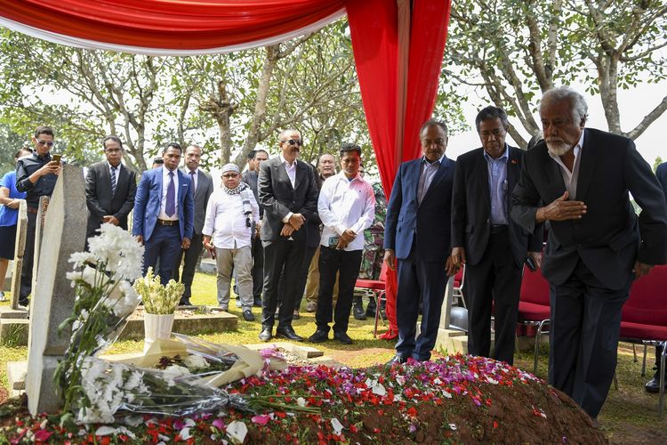 Presiden Pertama Timor Leste, Kay Rala Xanana Gusmao atau Xanana Gusmao (kanan) didampingi Duta Besar Timor Leste untuk Indonesia Alberto Xavier Pereira Carlos (kedua kanan) berziarah ke makam Presiden ke-3 Republik Indonesia Bacharuddin Jusuf Habibie di Taman Makam Pahlawan (TMP) Kalibata, Jakarta, Minggu (15/9/2019).