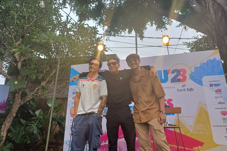 Vincent Rompies, Deddy Mahendra Desta, dan Arya Saloka di jumpa pers Tepok Bulu 2023, di Kemang, Jakarta Selatan, Jumat (10/11/2023).
