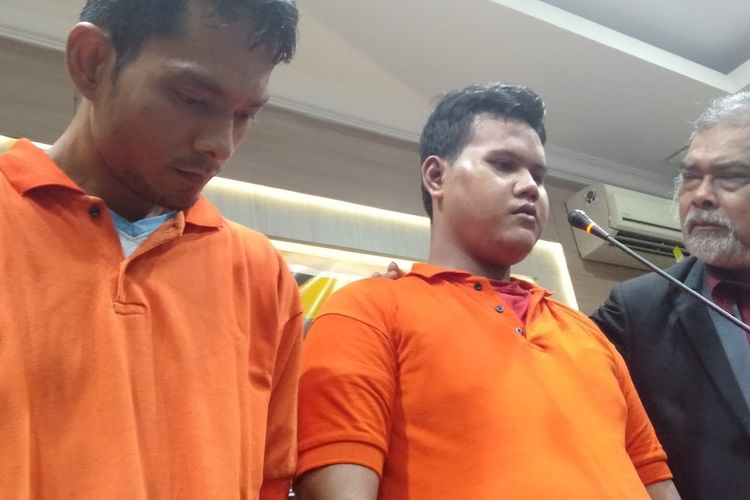 pelaku eksploitasi sex anak berinisial JF (kiri) dan NF (kanan) dalam jumpa pers di Mapolres Metro Jakarta Selatan, Rabu (29/1/2020)