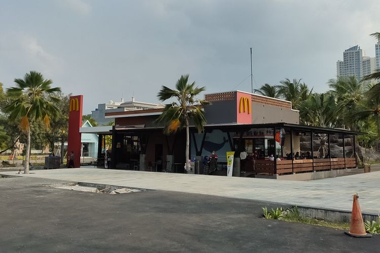 Restoran cepat saji McDonalds membuka operasional di pantai Ancol, Sabtu (27/6/2020). Restoran ini bisa menjadi alternatif pilihan pengunjung untuk mencari makan jika lupa membawa bekal dari rumah.