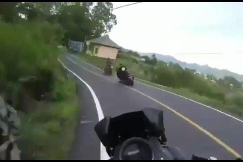 Nmax Adu Kambing dengan Scoopy Gara-gara Cornering di Jalan Raya