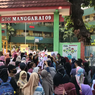 Saat Pelanggaran Prokes Terjadi di Sekolah, Orangtua Berkerumun di Depan Gerbang dan Tak Jaga Jarak