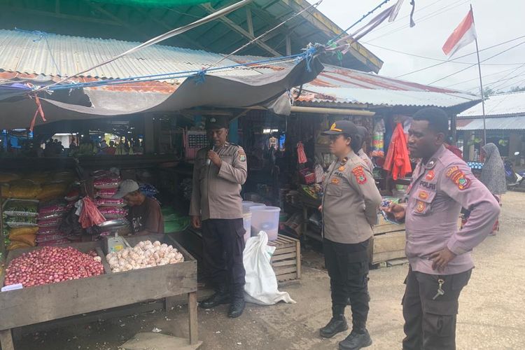Satuan Binmas Polres Teluk Bintuni menggelar Sosialisasi di Pasar siap beredar isu penculikan anak
