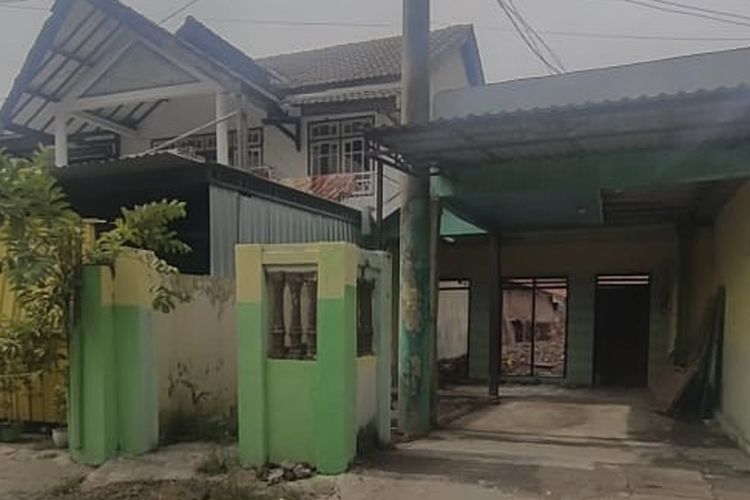 Tiang listrik PLN di dalam teras rumah Sidoarjo yang niat dipindahkan