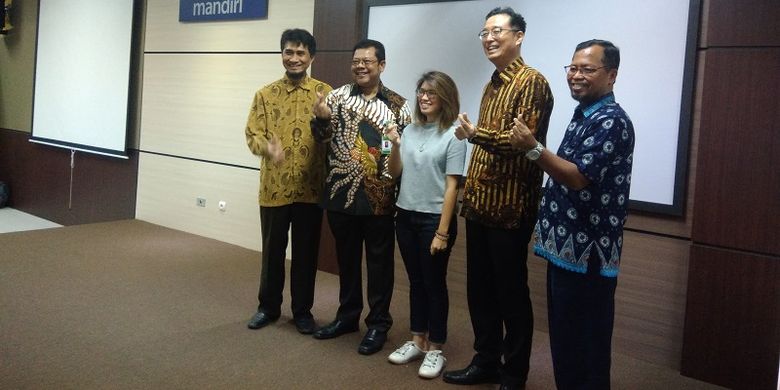 Kepala sekolah SMA Pangudi Luhur Bruder Albertus Suwanto, Vice President PT. Samsung Electronic Indonesia Kang Hyun Lee, Pendiri Binar Academy Alamanda Shantika,  Direktur Pembinaan Sekolah Menengah Atas, Kementerian Pendidikan dan Kebudayaan Republik Indonesia Purwadi Sutanto,  dan Direktur Brawijaya Smart School Malang Sugeng Rianto berfoto bersama usai diskusi dalam rangka peluncuran Samsung Smart Learning Class di SMA Pangudi Luhur, Selasa(20/3/2018). 