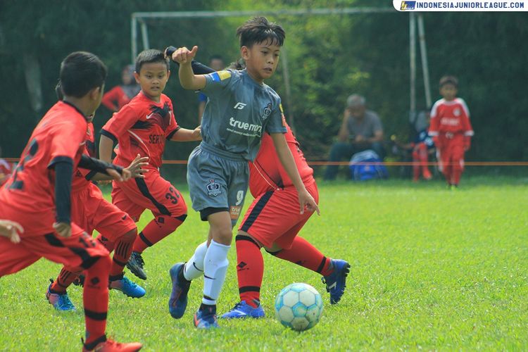 Alvino David Felicio Tutupoly (13), Murid SMP Cikal Serpong, meraih 70 medali dan piala prestasi di cabang olahraga Sepak Bola sejak usia 7 tahun.
