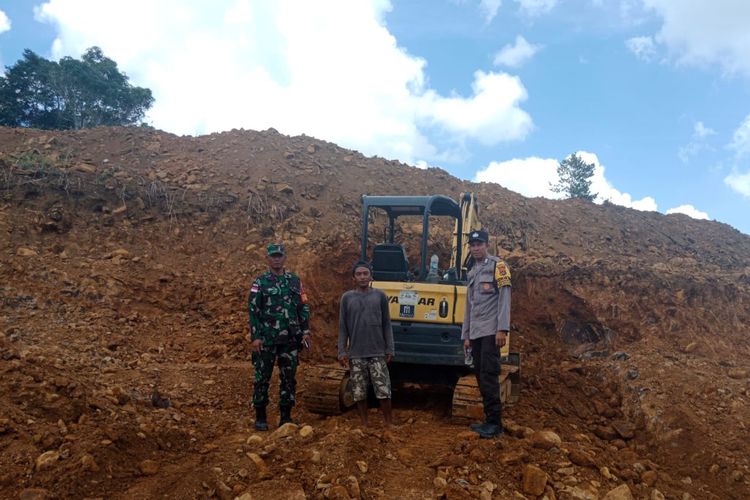 Bhabinsa dan Bhabinkamtibmas saat memberi peringatan dan menyetop aktivitas penambangan batu gunung illegal, oktober 2022 