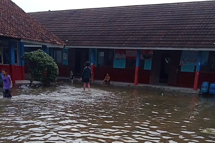 Banjir menggenangi SDN 1 Cibereum, Kecamatan Maja, Kabupaten Lebak, Kamis (2/5/2024). Seluruh murid diliburkan karena sejumlah ruang kelas terendam.