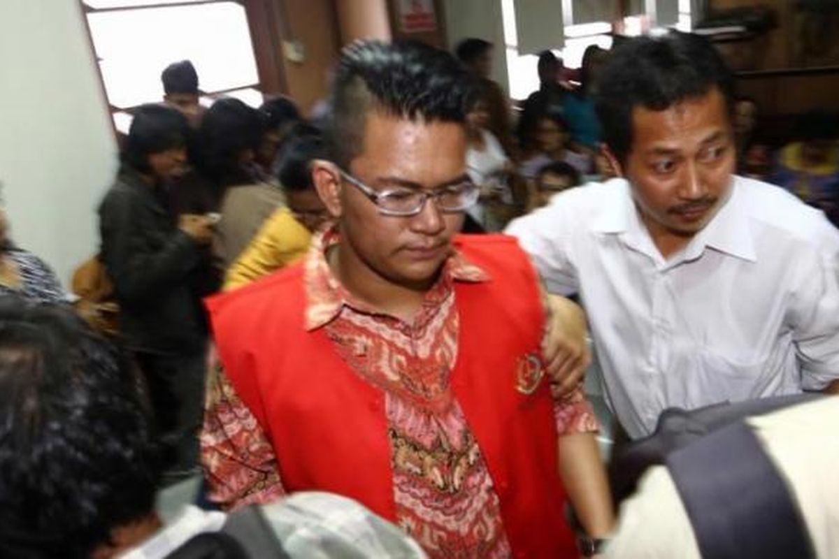 Ahmad Imam Al Hafitd (19) pembunuh Ade Sara Angelina Suroto, saat akan menjalani sidang putusan di Pengadilan Negeri Jakarta Pusat, Selasa (9/12/2014). Majelis hakim menjatuhkan hukuman 20 tahun penjara kepada Ahmad Imam Al Hafitd dan Assyifa Ramadhani atas pembunuhan terhadap Ade Sara Angelina.