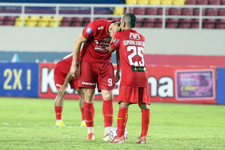 Pemain Persija Jakarta Marko Simic diberi ciuman Riko Simanjuntak sebelum melakukan tendangan penalti pada pertandingan pekan 13 Liga 1 2021-2022 melawan Bali United yang berakhir dengan skor 0-1 di Stadion Manahan Solo, Kamis (25/11/2021) malam.