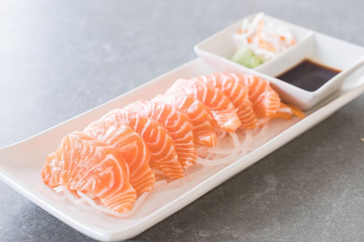 Ilustrasi sashimi salmon. 