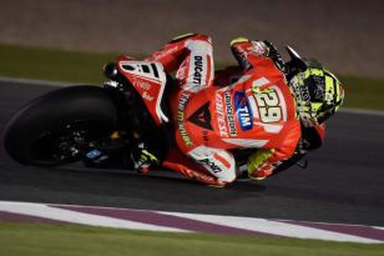 Pebalap Ducati asal Italia, Andrea Iannone, memacu motornya pada sesi latihan bebas pertama GP Qatar di Sirkuit Losail, Kamis (26/3/2015). 