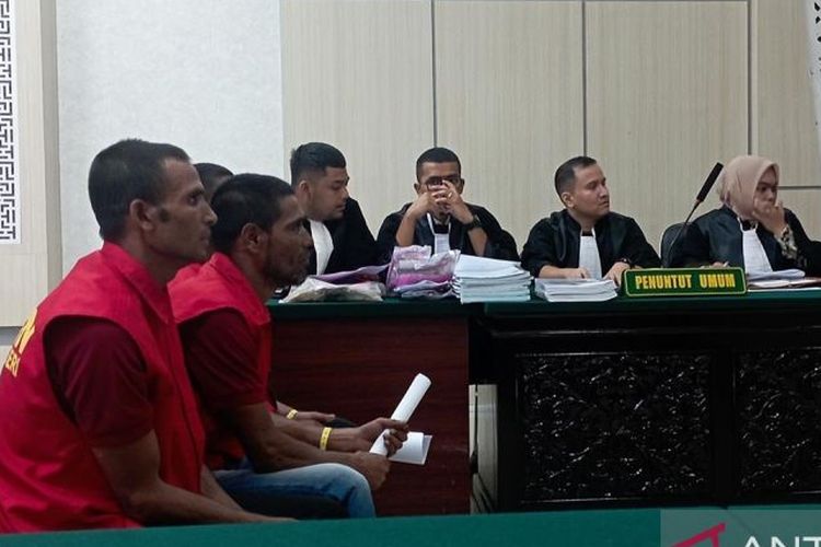 Sebanyak tiga WNA menjadi terdakwa penyelundupan imigran Rohingya mengikuti persidangan di Pengadilan Negeri Jantho, Kabupaten Aceh Besar, Rabu (6/3/2024). 