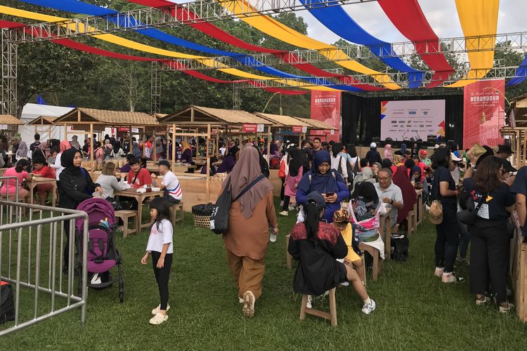 Deretan kios yang menjual berbagai kuliner khas Magelang di Borobudur Marathon 2023, Minggu (19/11/2023) di Taman Lumbini, Kawasan Candi Borobudur.