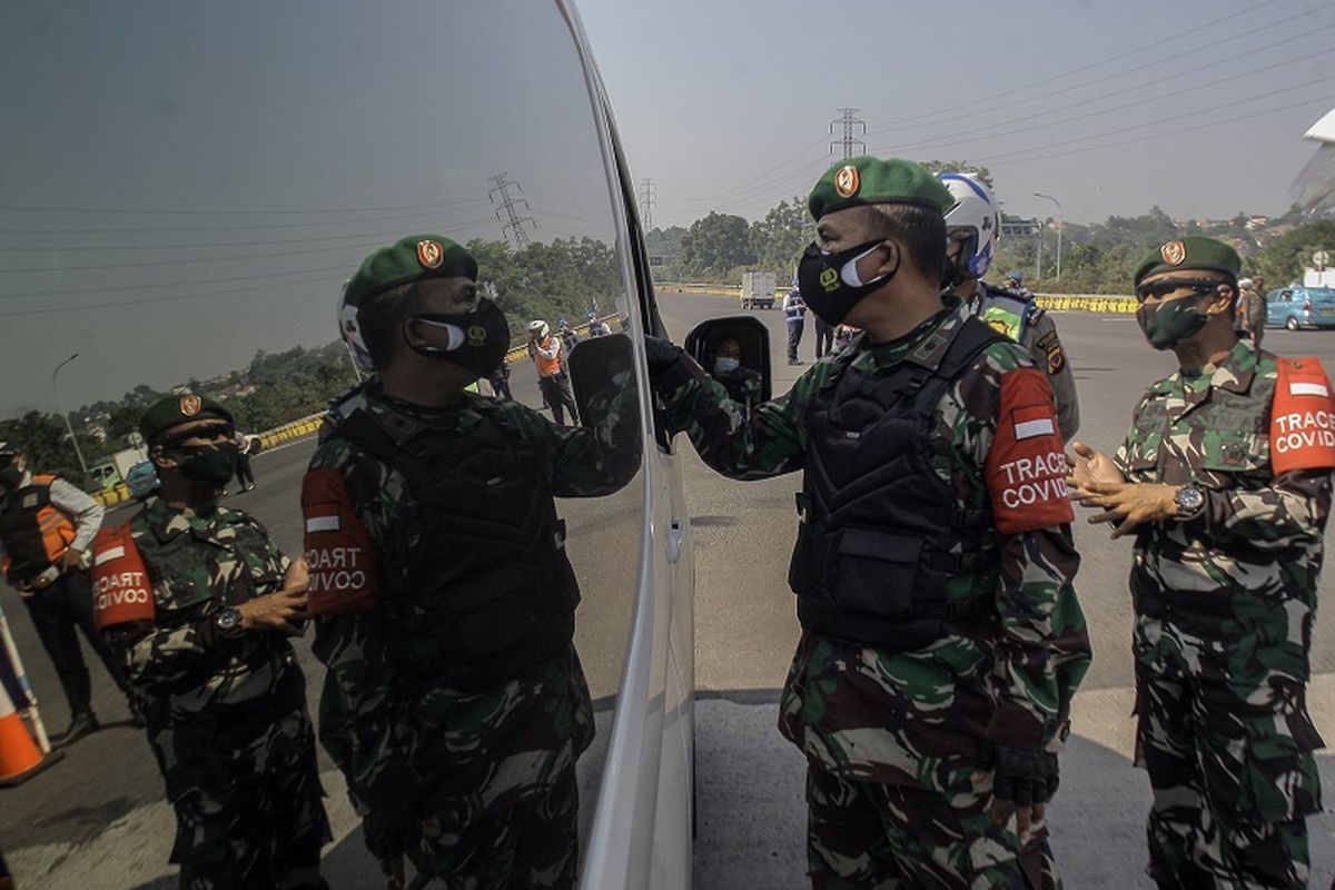 Petugas gabungan Satgas COVID-19 Kabupaten Bogor meminta dokumen perjalanan kepada pengendara saat melakukan penyekatan di pintu keluar Tol Ciawi, Kabupaten Bogor, Jawa Barat  Jawa Barat, Minggu (18/7/2021). Penyekatan kendaraan di gerbang tol pintu keluar menuju jalur wisata Puncak selama Pemberlakuan Pembatasan Kegiatan Masyarakat (PPKM) Darurat itu untuk mengantisipasi penyebaran COVID-19 dan kendaraan selain plat (F) akan diputar balik. ANTARA FOTO/Yulius Satria Wijaya.hp.