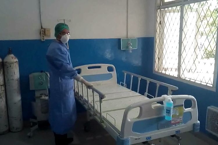 Salah satu petugas RSUD Kayugung OKI memeriksa ruang isolasi yang disiapkan pihak rumah sakit jika ada suspect virus corona dirawat di rumah sakit tersebut