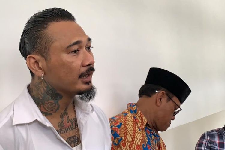 Jerinx SID didampingi kuasa hukumnya, Sugeng Teguh Santoso, menghadiri sidang lanjutan perkara pengancaman terhadap Adam Deni di Pengadilan Negeri (PN) Jakarta Pusat, Rabu (2/2/2022). 