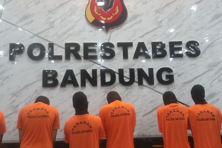 Polrestabes Bandung tengah memperlihatkan barang bukti dan tersangka pembegalan dengan modus pesan layanan ojek online ke tempat sepi, di Mapolrestabes Bandung, Kota Bandung, Kamis (11/9/2025).