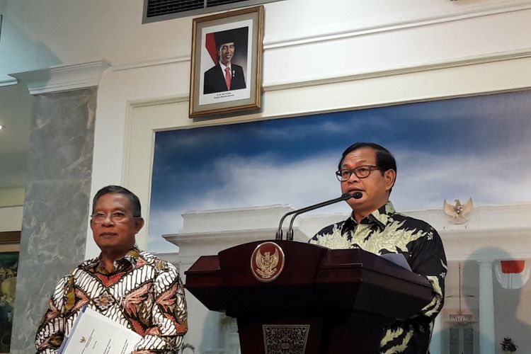 Sekretaris Kabinet Pramono Anung dan Menteri Koordinator Perekonomian Darmin Nasution saat mengumumkan paket kebijakan ekonomi ke-XV di Kantor Presiden, Jakarta, Kamis (15/6/2017).
