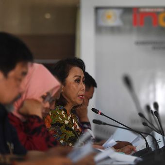 Ketua Pansel KPK Yenti Ganarsih (kanan) memberikan keterangan terkait hasil profile assessment calon pimpinan KPK periode 2019-2023 dalam konferensi pers di Jakarta, Jumat (23/8/2019). Pansel KPK menyatakan sebanyak 20 orang berhasil lulus dalam tes tersebut untuk kemudian menjalani tes kesehatan serta wawancara dan uji publik. ANTARA FOTO/Akbar Nugroho Gumay/ama.