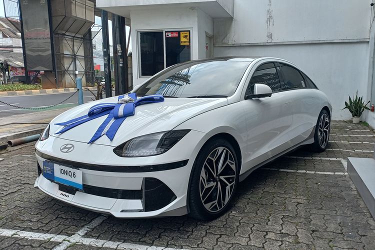 Konsumen Hyundai Gowa Fatmawati yang menang program undian Roda Keberuntungan