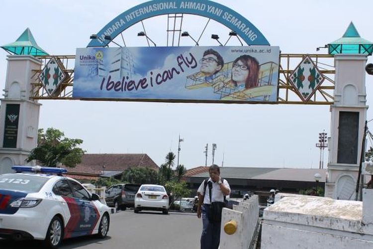 Pintu masuk gerbang lama bandara Ahmad Yani Semarang