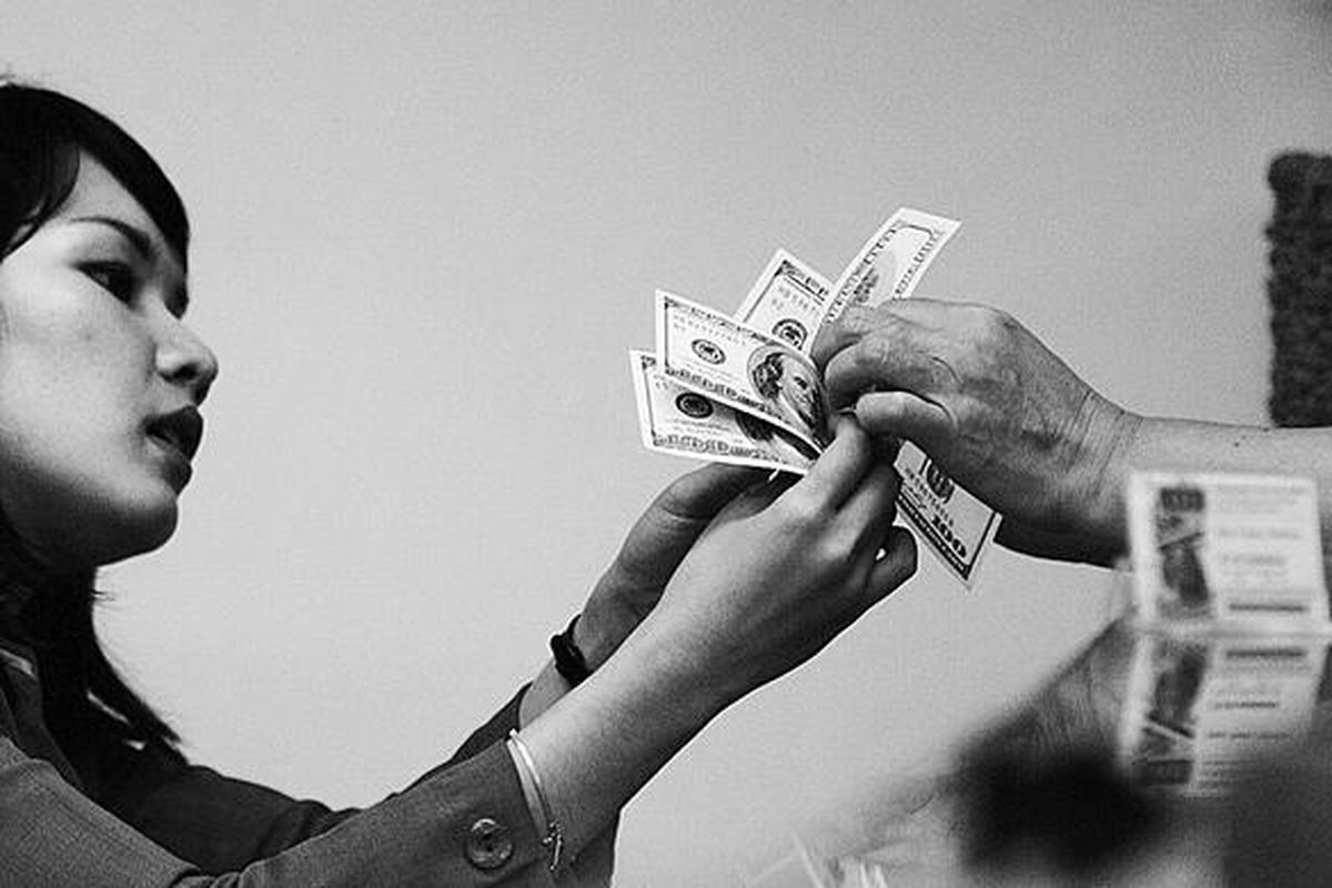 Warga menukarkan uang dollar AS dengan mata uang rupiah di Ayu Masagung, Kwitang, Jakarta. 